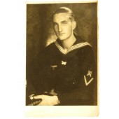 Fotoporträtt av en värvad sjöman från Kriegsmarine, med en patch av ordinationsingenjör